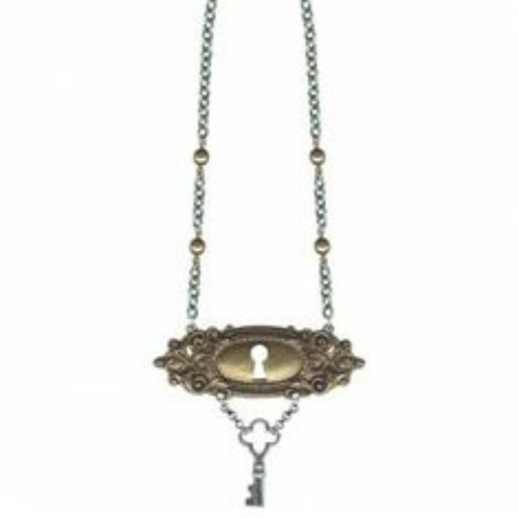 Classic Hardware Key & Key hole Necklace - Picture 7 of 9